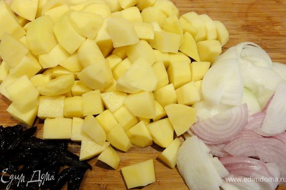 Картофель нарезать крупно, лук - полукольцами, а чернослив на две половинки. Картофель смешать с солью.