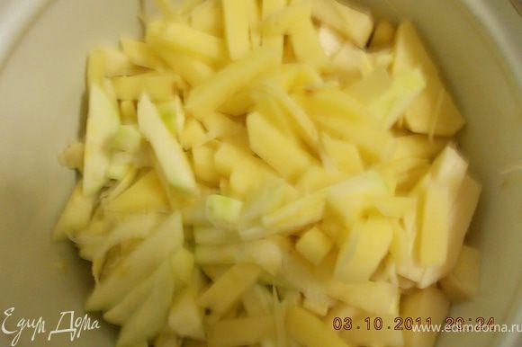картофель и цукини нарезать соломкой