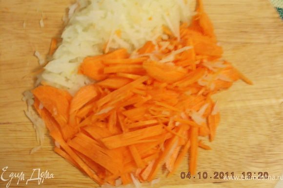 лук и морковь нарезать мелко