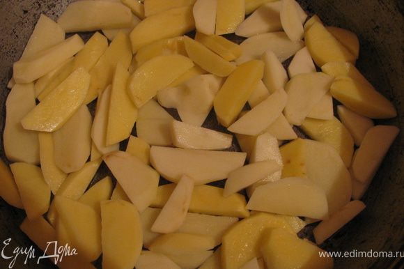 Смазываем форму маслом и выкладываем слоями: 1 картошка