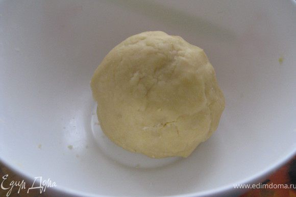 Масло с мукой и сахарной пудрой перетереть руками, добавить желток и вымесить эластичное тесто. Можна добавить чуть-чуть молока если тесто получается тугим. Убираем в холодильник на полчаса