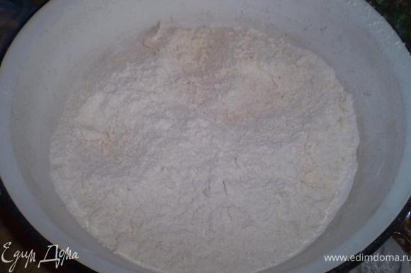 Муку перетираем с оставшимся сахаром, солью, развыхлителем и сливочным маслом в крошку