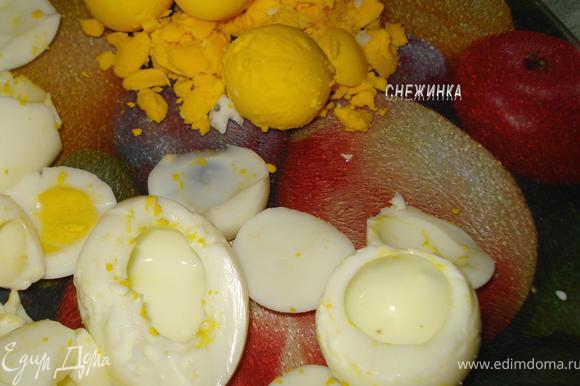 Яйца сварить вкрутую. Почистить, срезать «крышечкой» тупой конец (в принципе можно разрезать каждое яйцо на две половинки) и извлечь желток.