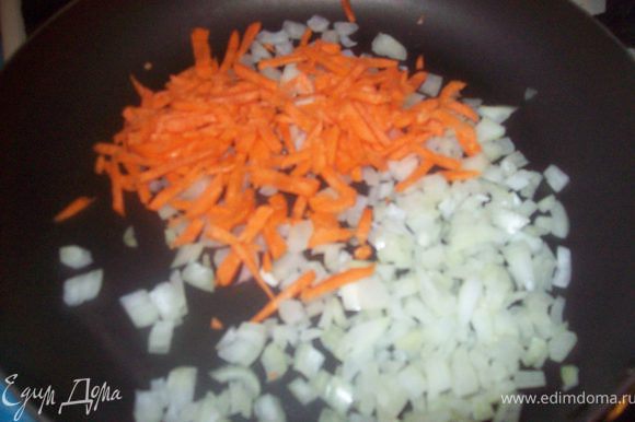 лук режем кубиками, морковь режем мелкой соломкой или трем на крупной терке. я нарезала соломкой. Обжариваем на растительном масле до золотистого цвета
