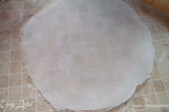 4. Если тяжело переносить тесто в форму можно раскатать его на бумаге для выпечки и перенести вместе с бумагой. Выпекаем все три коржа.