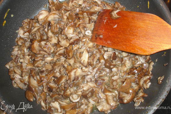 Отварные опята (или любые другие грибы) режем и обжариваем на масле.