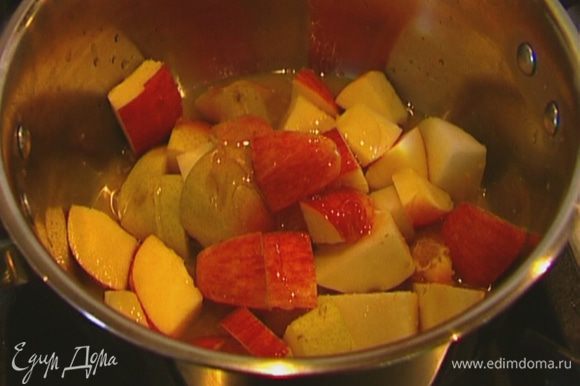 В небольшой кастрюле соединить имбирь, апельсиновый сок, цедру, мед, яблоко и грушу.