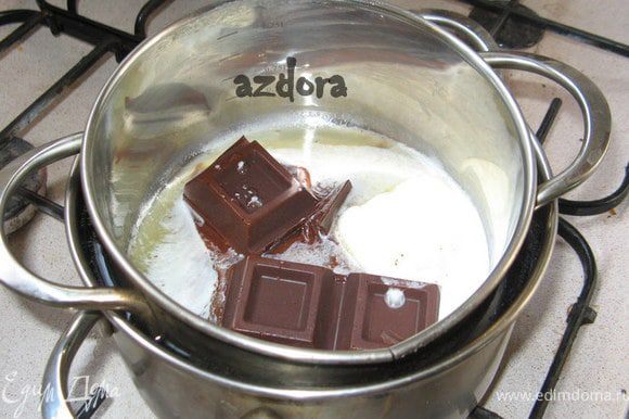 На водяной бане растопить шоколад с маслом.