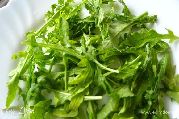 Формируем тарелку с салатом: Положить листья руколы