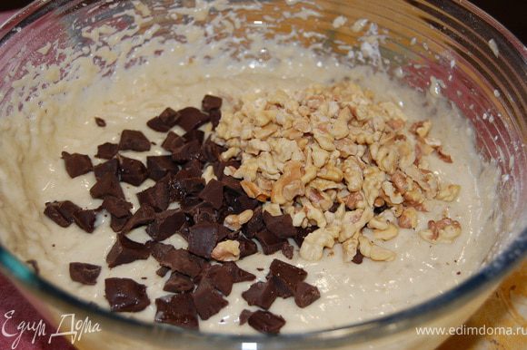 Добавить размятые бананы, муку с разрыхлителем, молоко, соль, ванильный сахар. Хорошо перемешать. В конце добавить крупно поломанные орехи и кусоки шоколада.