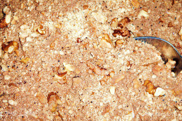 Печенье смолоть в мелкую крошку, добавить какао, крупно порубленные орехи, перемешать.