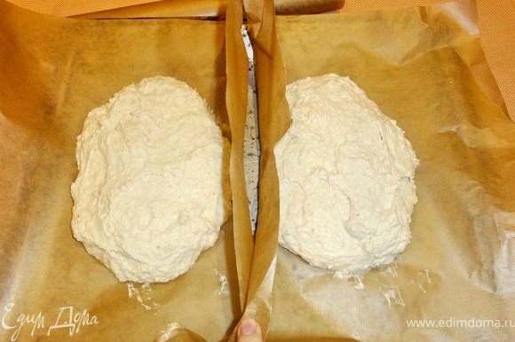 Двумя лопатками или ложками (как удобно) выложить тесто на противень, выстланный пергаментной бумагой. Форму буханки придайте той же лопаткой. Поставьте противень с тестом в холодную духовку и сразу включите, установив температуру 225 градусов. Выпекается хлеб 30-35 минут.