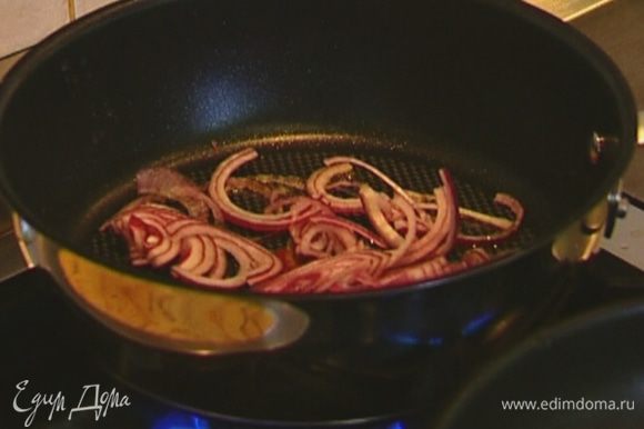 Разогреть в сковороде 1 ст. ложку оливкового масла, слегка обжарить лук и чеснок.