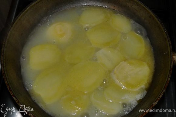 Нарезать кружочками картофель и поставить картофель вариться в воду со сливочным маслом на 3-4 минуты