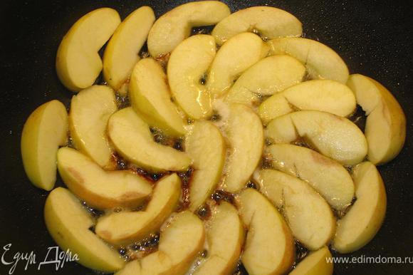 Очистить яблоки от семенных коробочек и нарезать дольками. На сковороде разогреть сливочное и растительное масло. Поджарить яблоки с двух сторон до золотистой корочки.