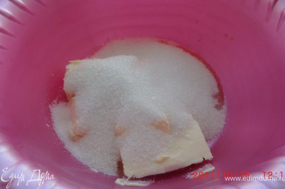 Размягченный маргарин взбить с сахаром и ванилином