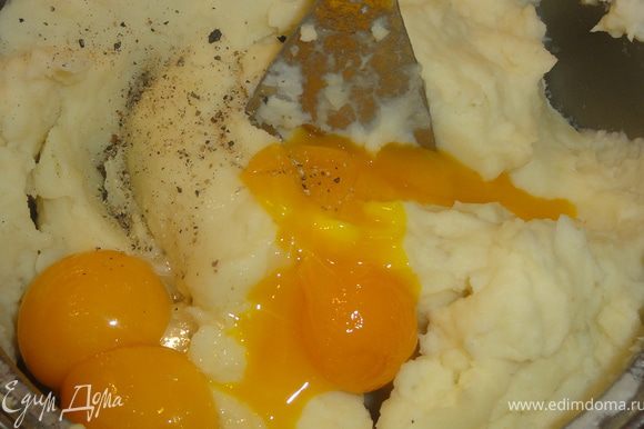 Картофель размять с молоком и маслом. Дать остыть и добавить желтки (лучше всего использовать желтки деревенских яиц).