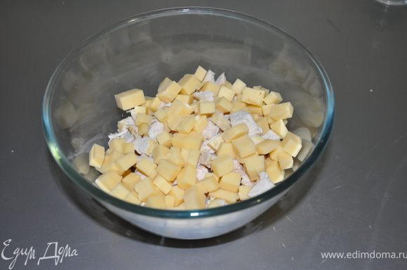 Сыр и ананасы тоже нарезаем кубиками.