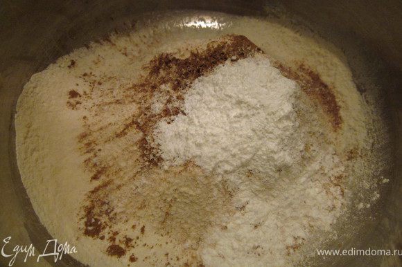 Муку просеять, добавить корицу,разрыхлитель, мускатный орех, небольшую щепотку соли.