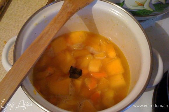 Залить овощи водой (или любым бульоном) так, чтобы тыква скрылась. Тушить до готовности.
