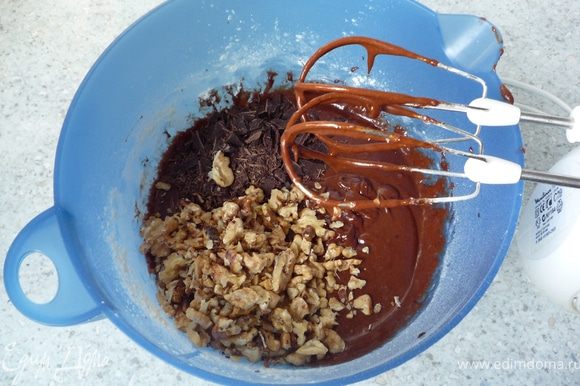 Добавить рубленые орехи и темный шоколад.