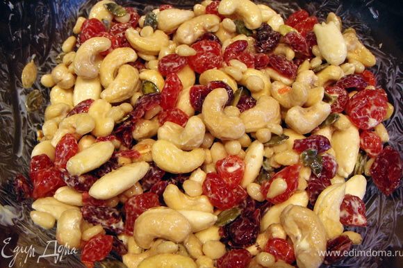 Пока пирог выпекается, приготовить фруктово-ореховую смесь для украшения. Сливочное масло смешать с орехами, ягодами и семечками и поставить в холодильник.