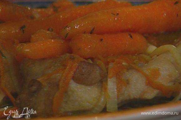 Подавать свинину с карамелизированной морковью.
