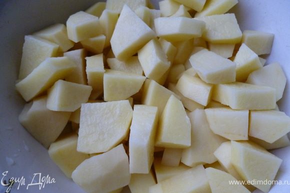 Картофель чистим и нарезаем кубиком.