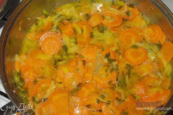 Вот такая будет морковь в готовом виде. Вода немного уварилась и морковь не разваренная, а и немного жестковата, но готова.