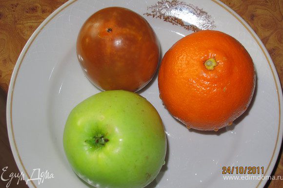 Вот наши фрукты. Их надо помыть и разделить пополам (кроме хурмы) и половинки нарезать на крупные кусочки.