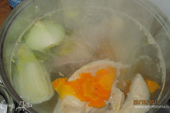 Варим бульон. Вода+курица+сельдерей+лук+морковь. Варим долго часа 2-3. Морковь я сразу порезала дольками, потому что в супе она должна быть. Не хотела его зажаривать.