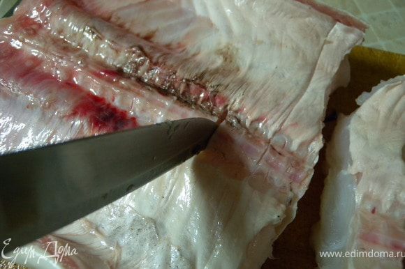 Итак, приступим. Хочу педелиться с вами, как легко порезать кусок рыбы на стейки с наименьшими усилиями, и чтобы стейки были одинаковыми по толщине. Перевернуть рыбу на спину. Острым ножом, самим концов, пробить между позвонков.