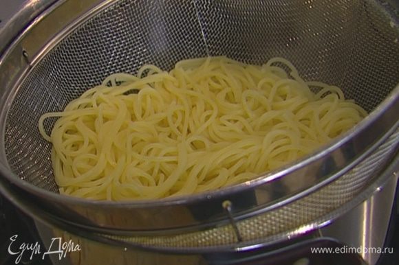 Спагетти, не ломая, отварить в подсоленной воде согласно инструкции на упаковке.