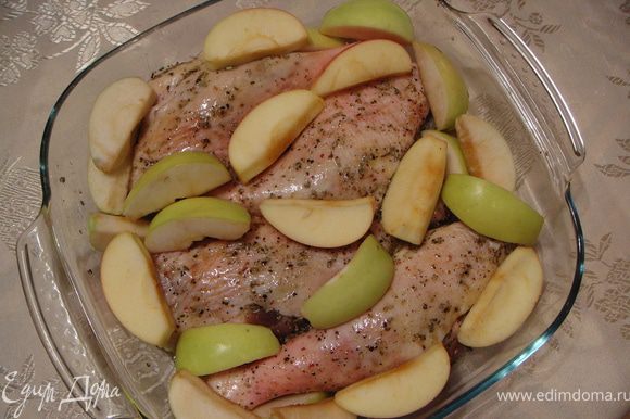 Разогреть духовку до 250℃. Уложить ножки в жаропрочную форму. Смазать ножки оливковым маслом (для образования румяной корочки) и обложить порезанными яблочками. Накрыть фольгой и поставить в духовку на 1 час.
