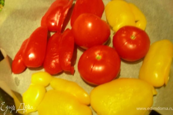 Перцы разрезаем на 4 части, удаляем семена. На помидорах делаем крестообразный надрез. Выкладываем их в форму для запекания (можно сбрызнуть оливковым маслом) и ставим в духовку (200 гр) на 10-15 минут.