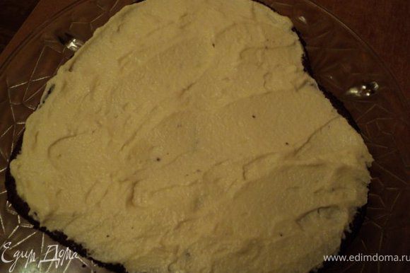 Собрать торт: на пласт из шоколадного теста нанести часть ванильного крема,