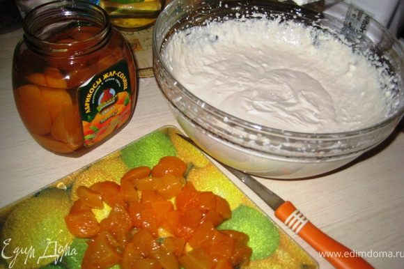 Суфле:Взбить миксером творог,сметану и сахар.Добавить "распущенный" желатин и порезанные из компота абрикосы-перемешать.