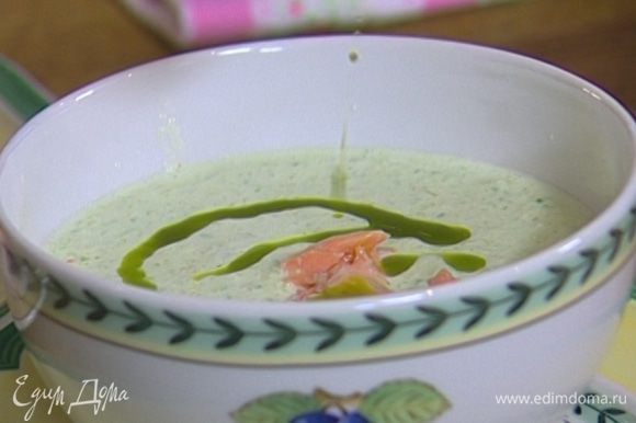 Разлить холодный суп по тарелкам, добавить в каждую небольшой кусок семги и немного базиликового масла.