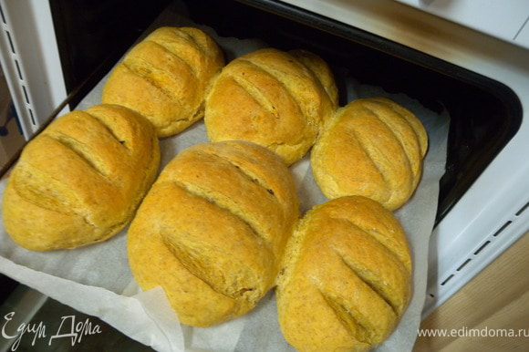 Готовый хлеб я переложила хлеб в большую эмалированную кастрюлю (переложила бумагой пекарской) и отправила в холодную кладовку. Там около +5С.
