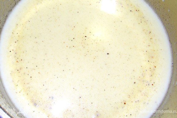 Для соуса: масло разогреть в сотейнике, добавить непрерывно помешивая муку и обжаривать её 1 минуту. Потихоньку вливать тёплое молоко. Постояно помешивать при этом. Добавить специи. Снять с огня.