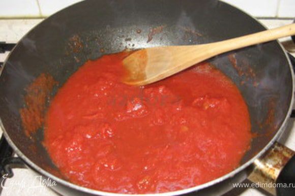 Приготовить соус. Если помидоры крупные-измельчить. В сковороде согреть помидоры с каплей оливкового масла. Посолить,поперчить.Добавить специи и чеснок.