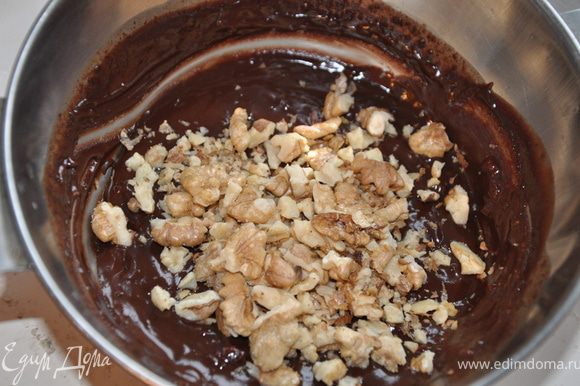 Добавляем грецкие орешки в шоколадную массу и перемешиваем. Начинка готова. Если у вас был горький шоколад, для сладости можно добавить сахарной пудры по вкусу.