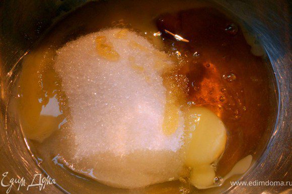 Яйца соединить с сахаром и медом.