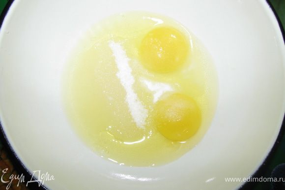 Яйца разбиваем в миску, добавляем соль, сахар.
