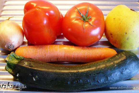 Овощи тщательно вымыть, почистить и обсушить. У айвы очистить кожицу. Морковь нашинковать на крупной терке. Лук, сладкий перец, помидор, кабачок и айву мелко порезать.