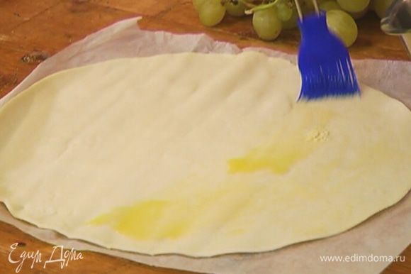 Смазать тесто растопленным сливочным маслом.