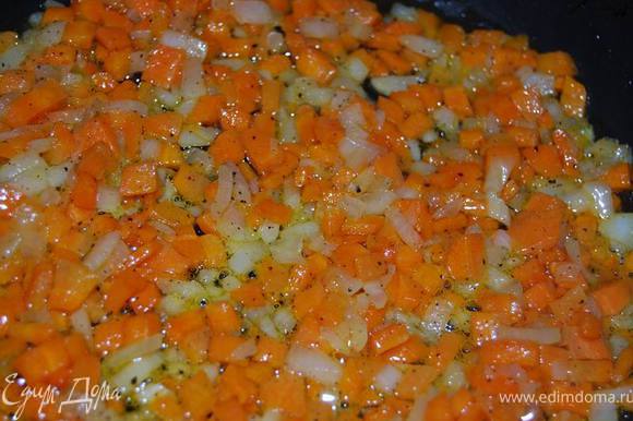 Морковь и лук нарезаем мелкими кубиками и обжариваем на небольшом огне в смеси растительного и сливочного масла.