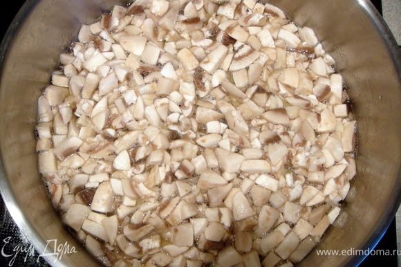Залить размятую картошку водой, в которой она варилась и добавить мелко порезанные грибы. Поварить минут 10.