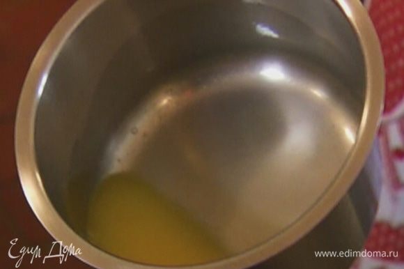 В отдельной кастрюле растопить сливочное масло и 1 ст. ложку оливкового масла.