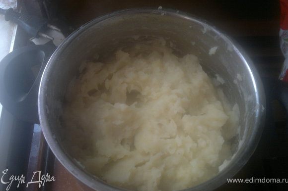 из картошки приготовить пюре,добавить в неё молоко,соль перец,20гр масла
